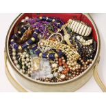 A quantity of costume jewellery