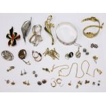 A mixed lot of gold, silver and costume jewellery