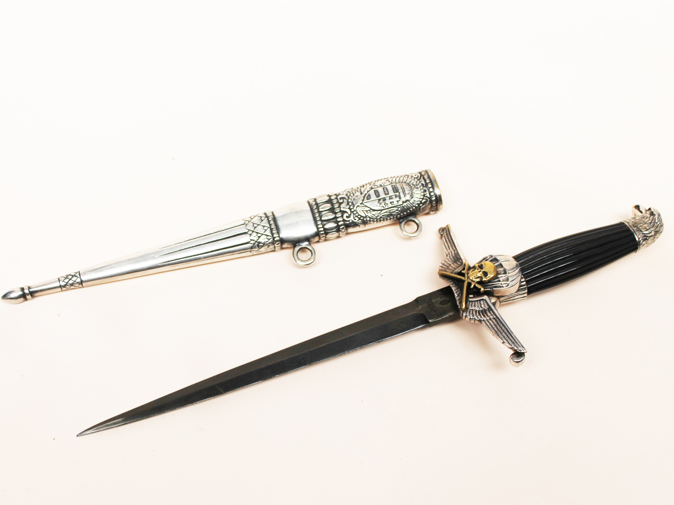 A reproduction dagger. L36cm