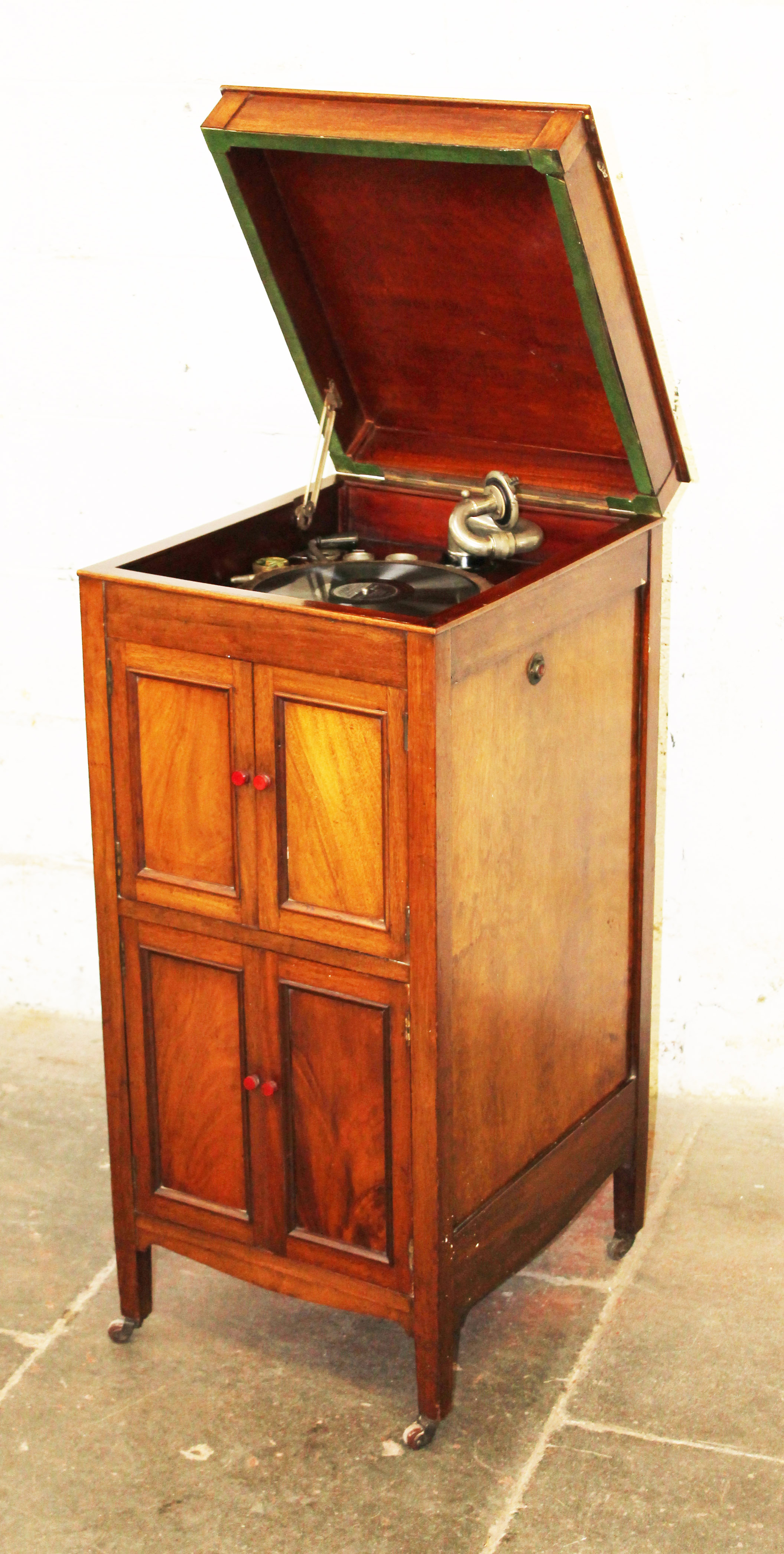 A mahogany cased gramophone. H99cm