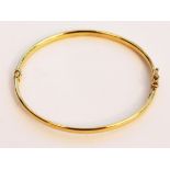 A 9ct gold bangle. Wt. 4g Diam. 6cm