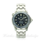 A GENTLEMAN'S MID SIZE STAINLESS STEEL OMEGA SEAMASTER PROFESSIONAL AUTOMATIC CHRONOMETER BRACELET
