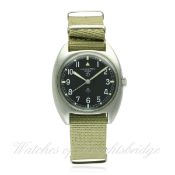 A GENTLEMAN'S STAINLESS STEEL BRITISH MILITARY R.A.F. HAMILTON PILOTS WRIST WATCH DATED 1975 D: