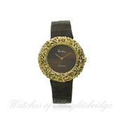 A LADIES 18K SOLID GOLD KUTCHINSKY AUTOMATIC WRIST WATCH CIRCA 1970s REF. 1090
D: Wooden dial. M: