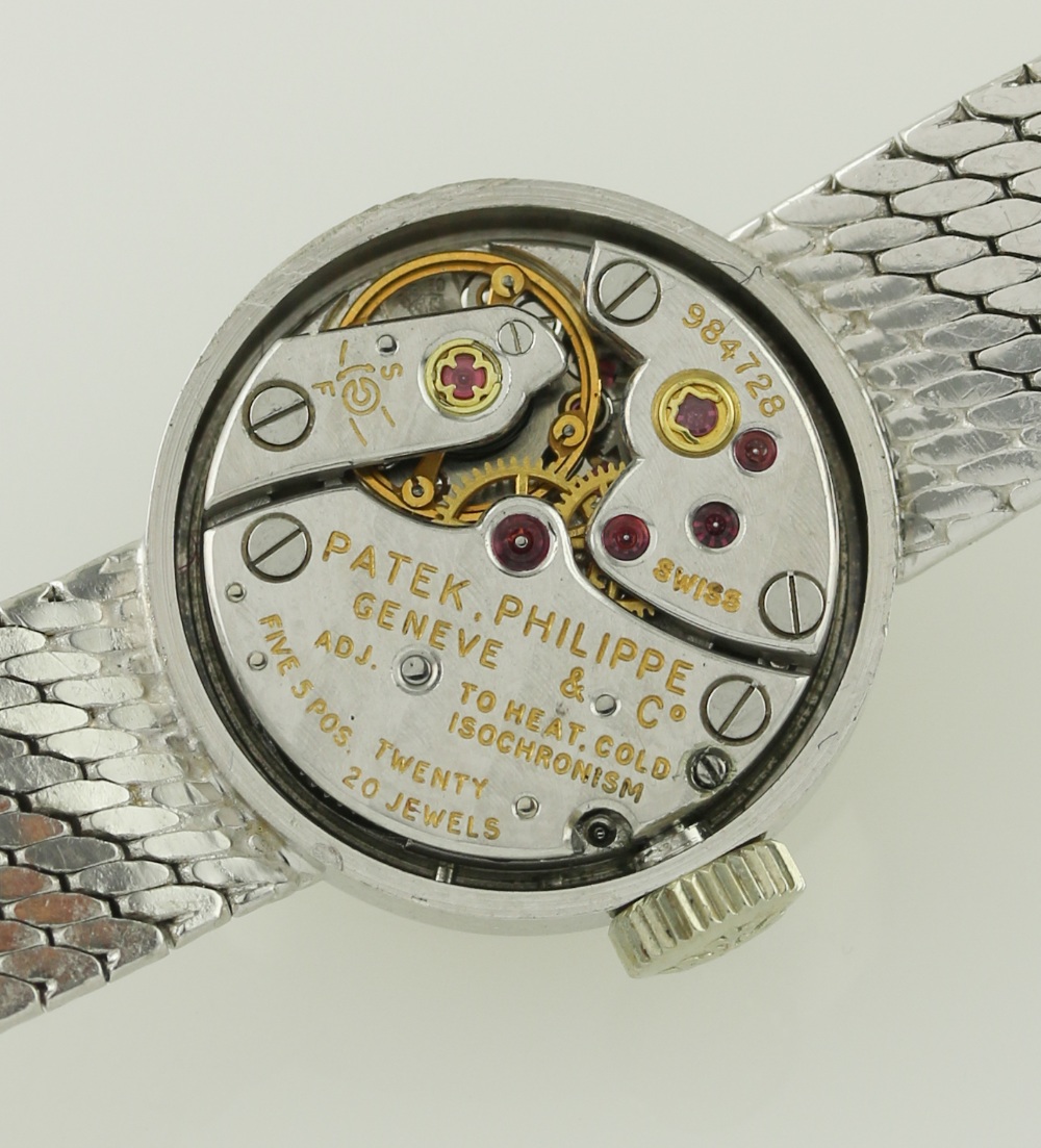 A LADIES 18K SOLID WHITE GOLD PATEK PHILIPPE BRACELET WATCH CIRCA 1960s, REF. 3266/136 RETAILED BY - Image 5 of 9