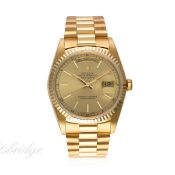 A FINE GENTLEMAN'S 18K SOLID GOLD ROLEX OYSTER PERPETUAL DAY DATE BRACELET WATCH DATED 1995, REF.
