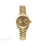 A FINE LADIES 18K SOLID GOLD ROLEX OYSTER PERPETUAL DATEJUST BRACELET WATCH CIRCA 1991, REF. 69178