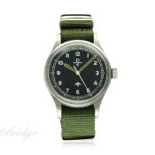 A GENTLEMAN'S STAINLESS STEEL BRITISH MILITARY RAF OMEGA PILOTS WRIST WATCH DATED 1953, REF. 2777-