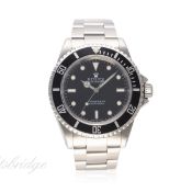 A GENTLEMAN'S STAINLESS STEEL ROLEX OYSTER PERPETUAL SUBMARINER BRACELET WATCH DATED 1998, REF.