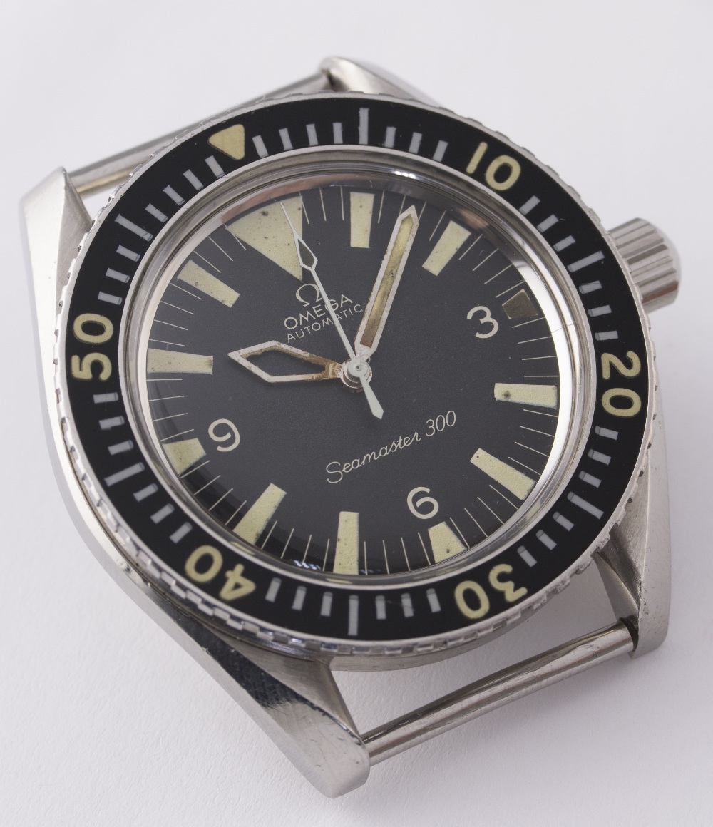 A RARE GENTLEMAN'S STAINLESS STEEL BRITISH MILITARY OMEGA SEAMASTER 300 WRIST WATCH DATED 1970, REF. - Image 4 of 9