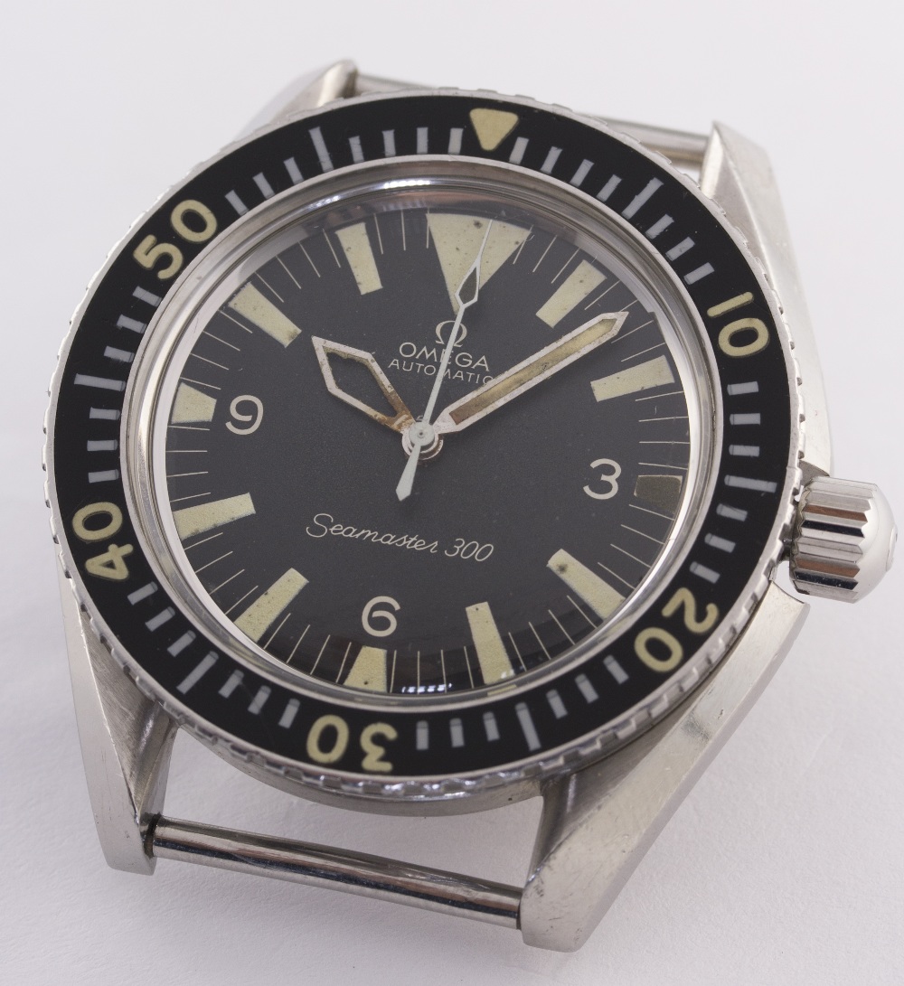 A RARE GENTLEMAN'S STAINLESS STEEL BRITISH MILITARY OMEGA SEAMASTER 300 WRIST WATCH DATED 1970, REF. - Image 3 of 9