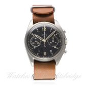 A GENTLEMAN'S STAINLESS STEEL BRITISH MILITARY CWC CHRONOGRAPH RAF PILOTS WRIST WATCH DATED 1975