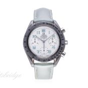 A GENTLEMAN'S SIZE LADIES STAINLESS STEEL OMEGA SPEEDMASTER AUTOMATIC CHRONOGRAPH WRIST WATCH