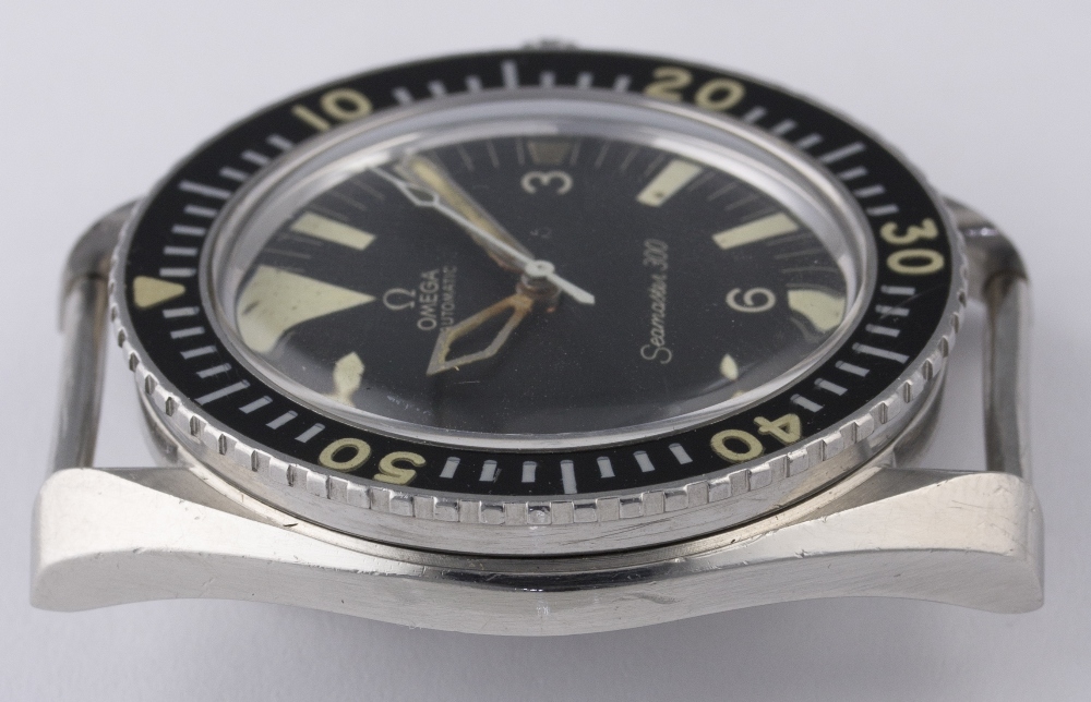 A RARE GENTLEMAN'S STAINLESS STEEL BRITISH MILITARY OMEGA SEAMASTER 300 WRIST WATCH DATED 1970, REF. - Image 9 of 9