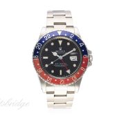 A GENTLEMAN'S STAINLESS STEEL ROLEX OYSTER PERPETUAL DATE GMT MASTER BRACELET WATCH DATED 1988, REF.