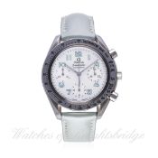 A LADIES STAINLESS STEEL OMEGA SPEEDMASTER AUTOMATIC CHRONOGRAPH WRIST WATCH DATED 2005, REF.