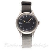 A GENTLEMAN'S STAINLESS STEEL BRITISH MILITARY RAF OMEGA PILOTS WRIST WATCH DATED 1956 D: Black dial