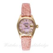 A LADIES 18K SOLID GOLD ROLEX OYSTER PERPETUAL DATEJUST WRIST WATCH CIRCA 1982, REF. 6917 D: Pink