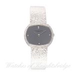 A GENTLEMAN'S 18K SOLID WHITE GOLD AUDEMARS PIGUET BRACELET WATCH CIRCA 1970s D: Grey dial with