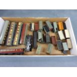 24 Hornby Dublo wagons, carriages and other rolling stick plus a Hornby Dublo EDL17 (af)