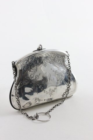 Edwardian Silver Purse with chain, solid case with engraved garlands and foliate scrolls, Birmingham