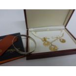 18ct Yellow Gold Link Necklace with circular hammered pendant together with a pair of matching