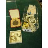 Plastic tray containing various costume jewellery and 7 assorted silver rings