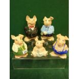 Wade Pigs, a family of 5 including Dad, Mum and 3 others all marked Wade England to base,