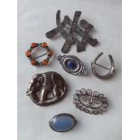 Bag of various brooches 61g