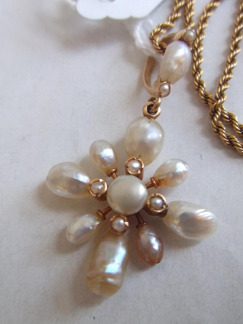 Gold snowdrop pearl pendant on chain 6.5g - Image 2 of 2