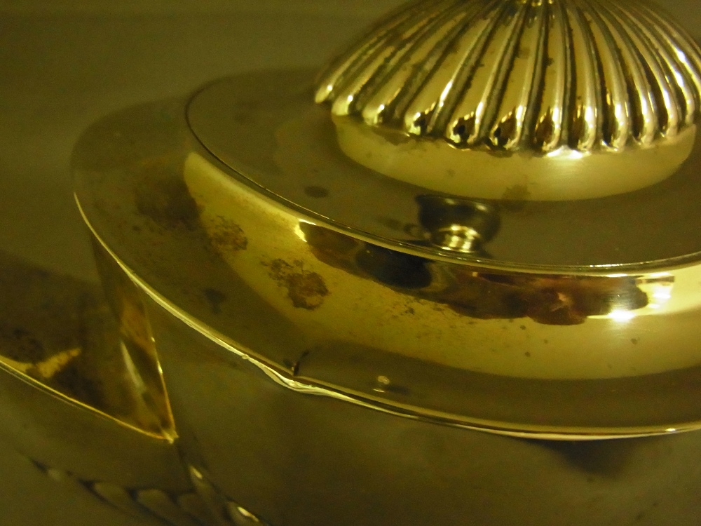 A silver tea pot - Hallmarked Sheffield - Image 3 of 5