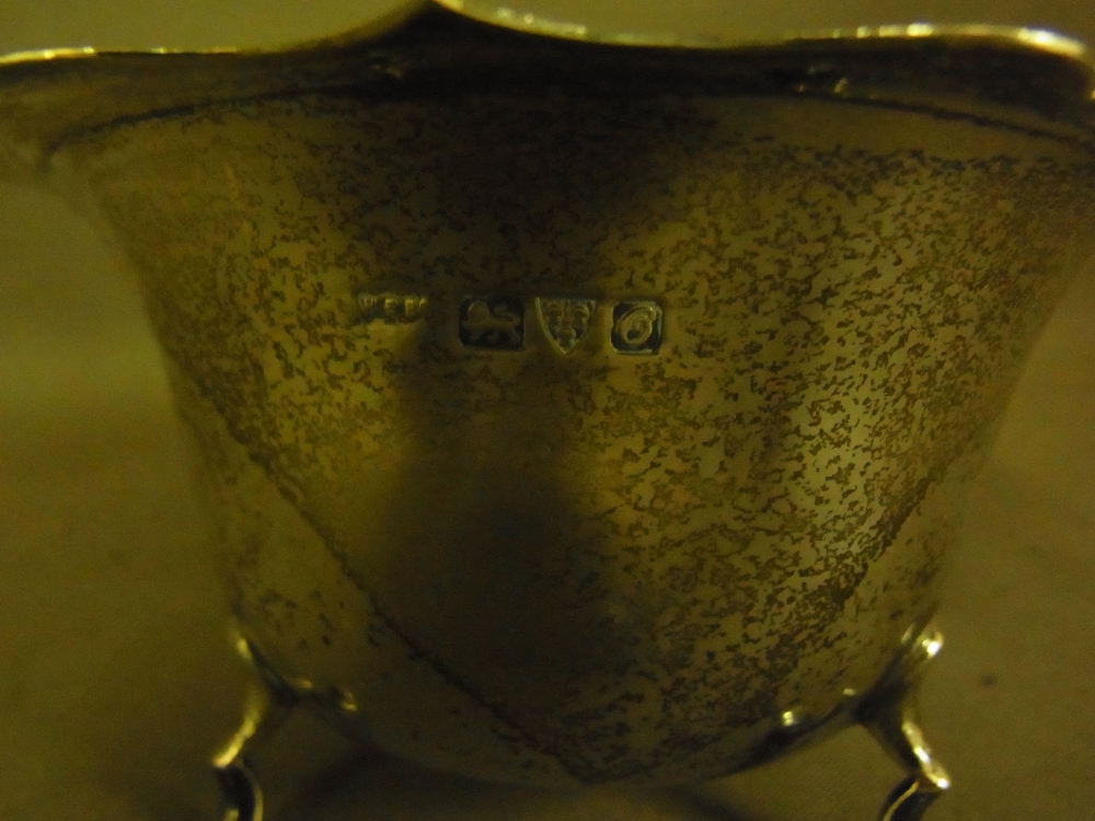 A silver tea pot - Hallmarked Sheffield - Image 4 of 5