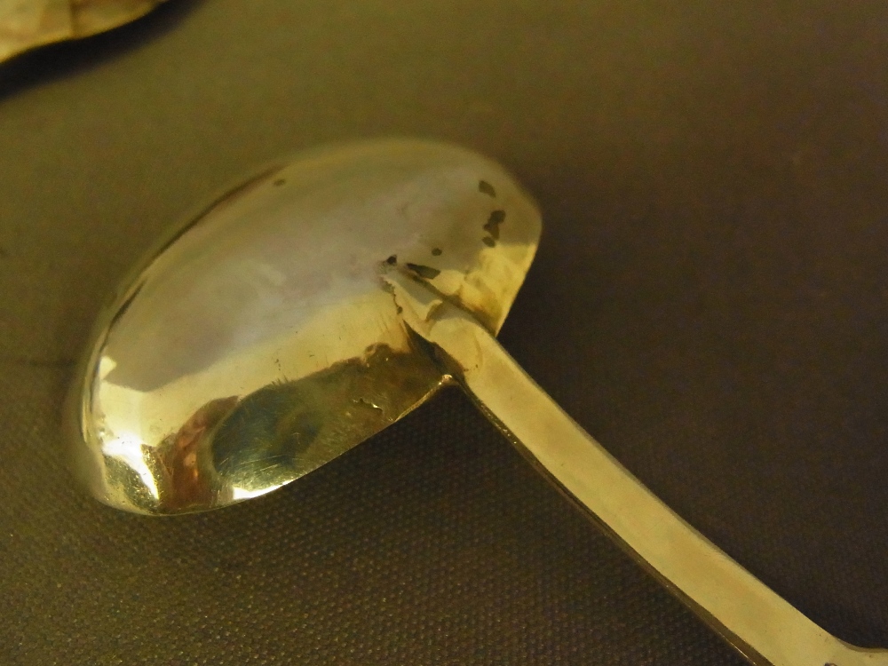 A collection of three silver caddy spoon - Image 3 of 3