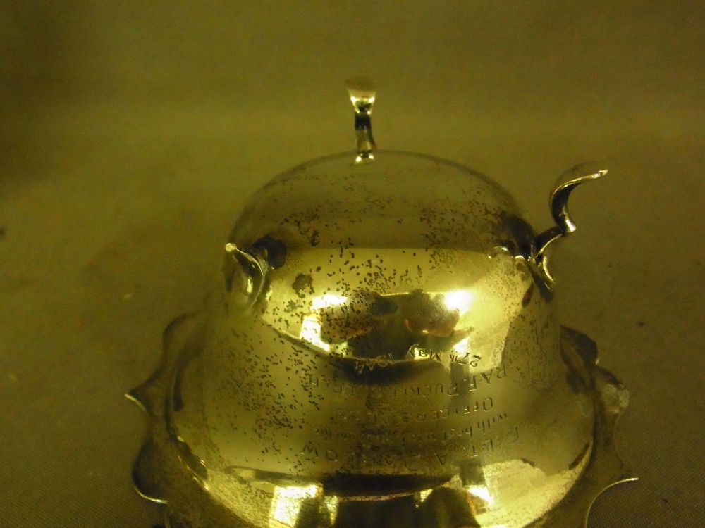 A silver tea pot - Hallmarked Sheffield - Image 5 of 5