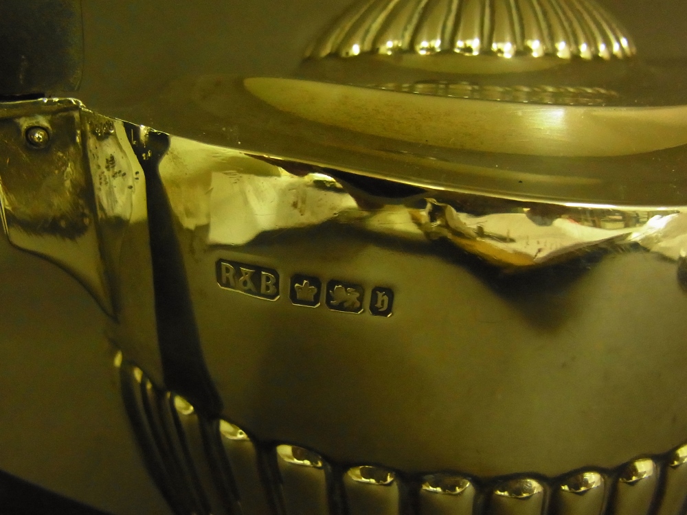 A silver tea pot - Hallmarked Sheffield - Image 2 of 5