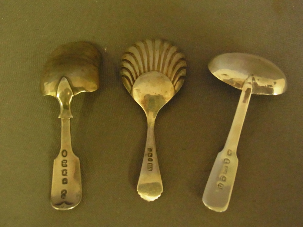 A collection of three silver caddy spoon - Image 2 of 3
