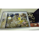 A quantity of assorted costume jewellery