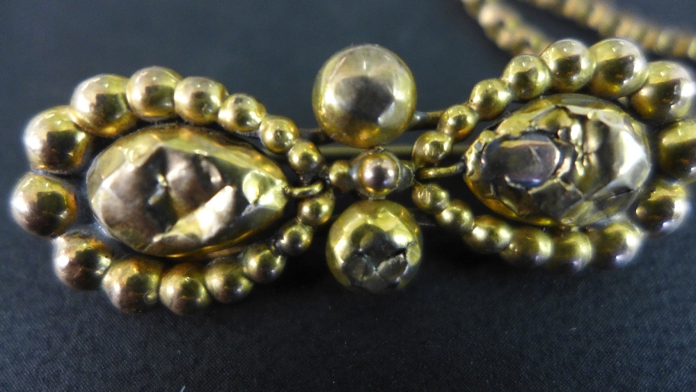 A gold brooch and gold chain tested to o - Image 2 of 3