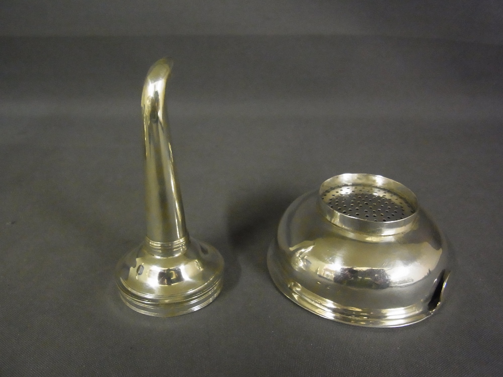 A silver wine two piece Georgian funnel - Image 2 of 4