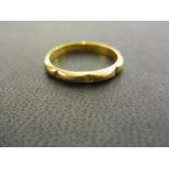 An 18ct gold scalloped band ring - Hallm