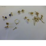 An assortment of jewellery - To include