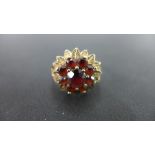 A 9ct gold garnet cluster ring - Hallmar