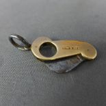 An 18 ct gold mounted cheroot cutter - m