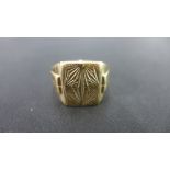 A 9ct gold signet ring - Hallmark obscur