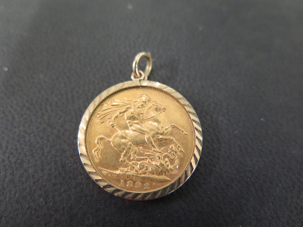 A five gold Sovereign 1892 in a 9 ct gol