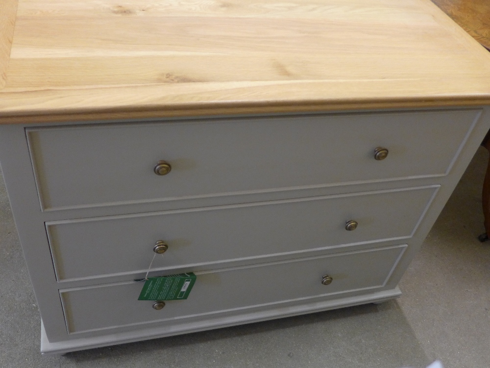 A Bramblecrest painted three drawer chest of drawers - Height 83 cm x Width 106 cm x Depth 50 cm