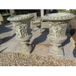 A pair of Georgian style urns - Height 103 cm x Width 65 cm