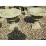 A pair of concrete urns - Height 72 cm