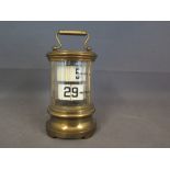 A clockwork brass cased desk calendar of cylindrical form - Height 14 cm