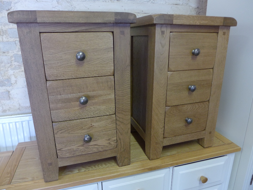 A pair of display oak bedside chests - Height 72 cm x Width 45 cm x Depth 40 cm